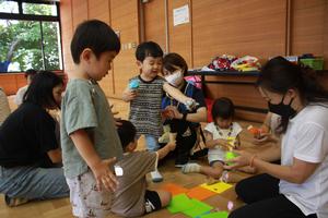 講師の先生とアイス作りをしている様子