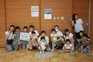 講師の先生とみんなでアイスをもって記念写真