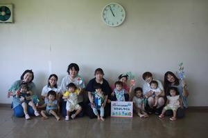 7組の親子で笹飾り片手に記念写真