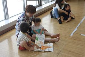 親子3人で絵本を読んでいる様子