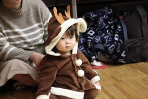 トナカイの衣装を着ている男の子の写真