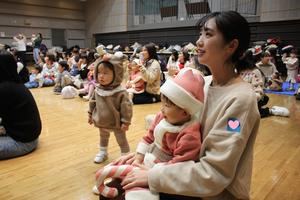 ステージを見ている親子の写真