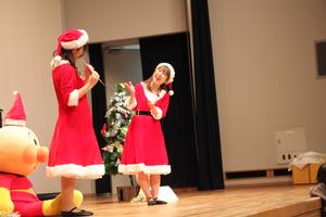お姉さん2人が歌っている様子