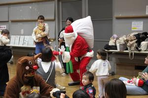 サンタさんとハイタッチしている様子