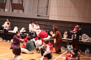 サンタクロースとトナカイが登場してみんなのところを回っている様子