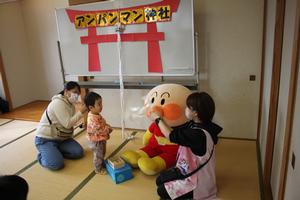 アンパンマン神社にママとお詣りしている様子