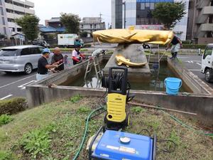 池の清掃の様子