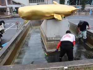 池の清掃の様子