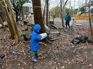 ミッションに取り組む男の子